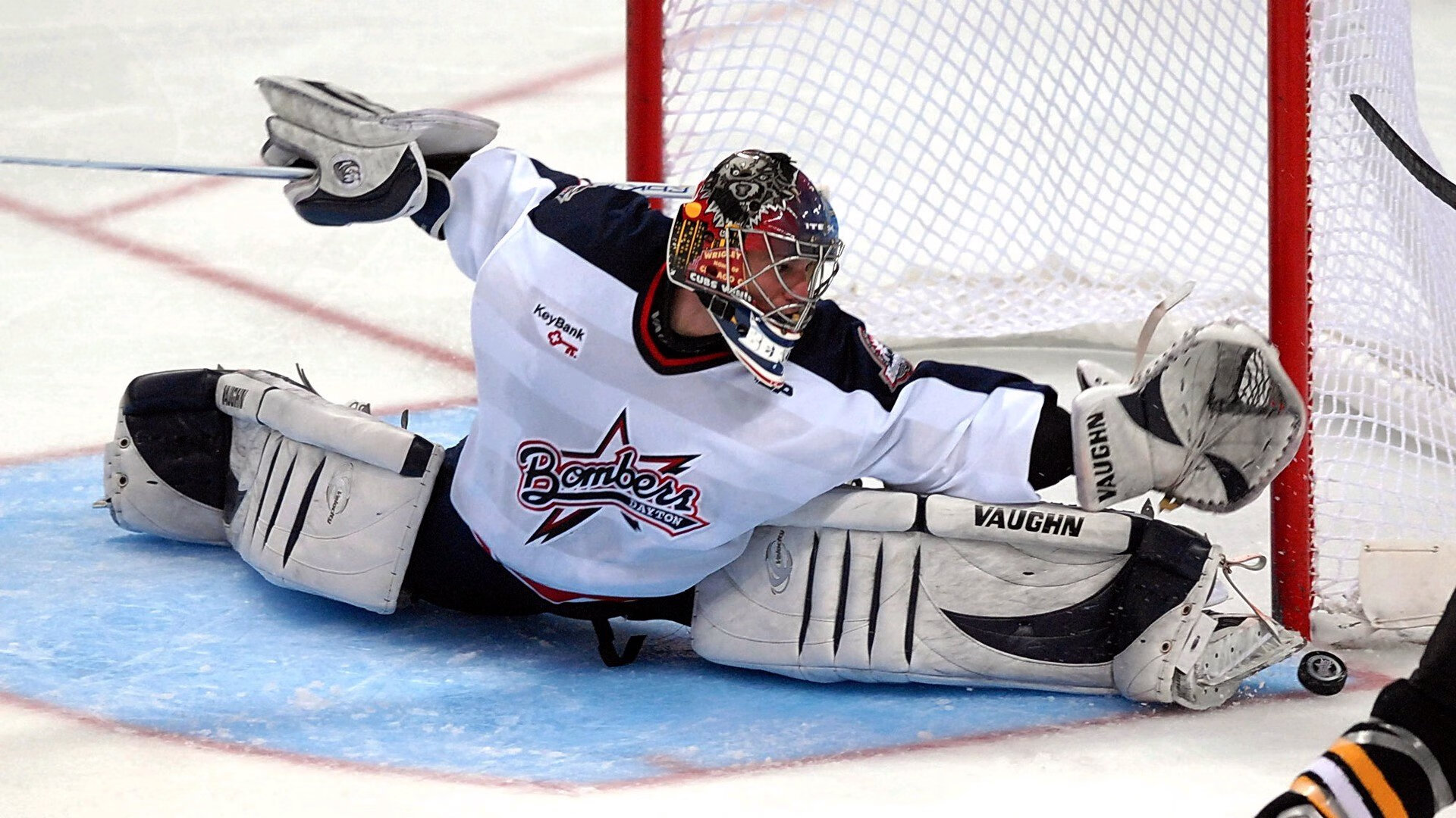 中国滑板街式联赛上海站 商业街赛道人潮涌动 高难动作引发阵阵尖叫